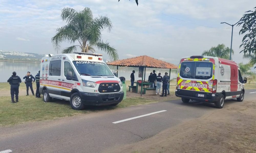 Ciudadano rescata a mujer tras convulsión en la Presa del Palote; autoridades mantienen operativo para extraer el vehículo